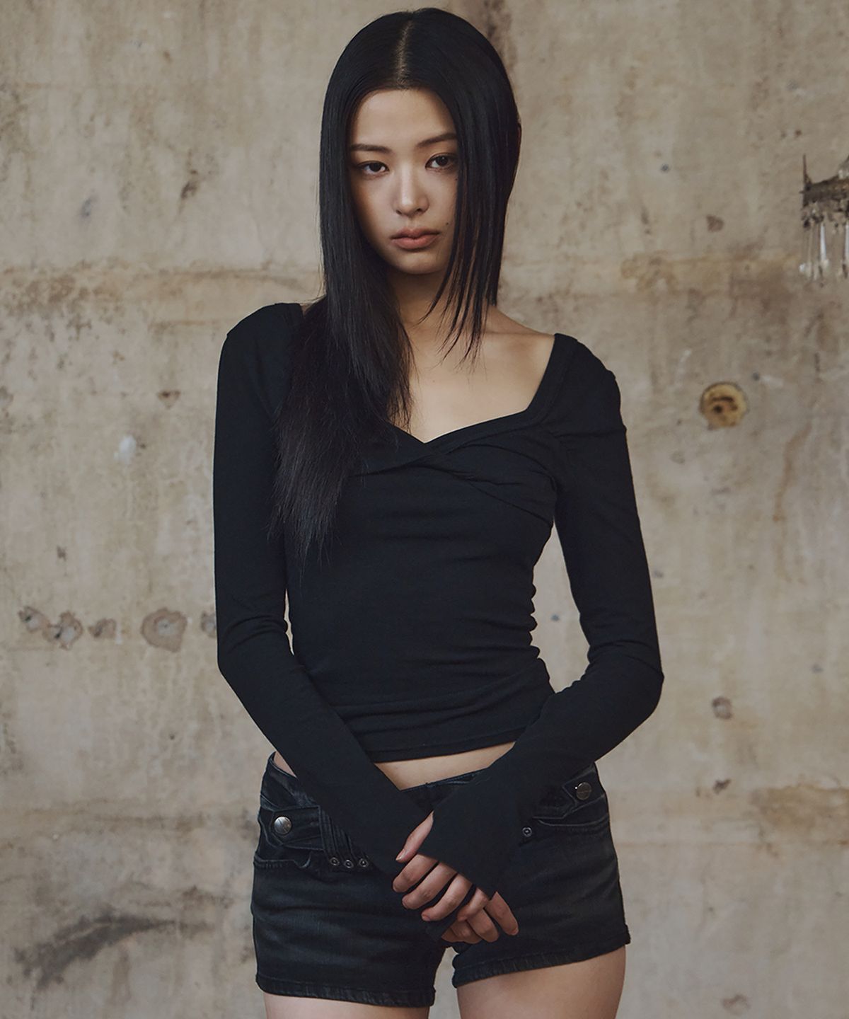 플리즈노팔로우(PLEASENOFOLLOW) Marin Strap Shirring Long Sleeve Top (Black)