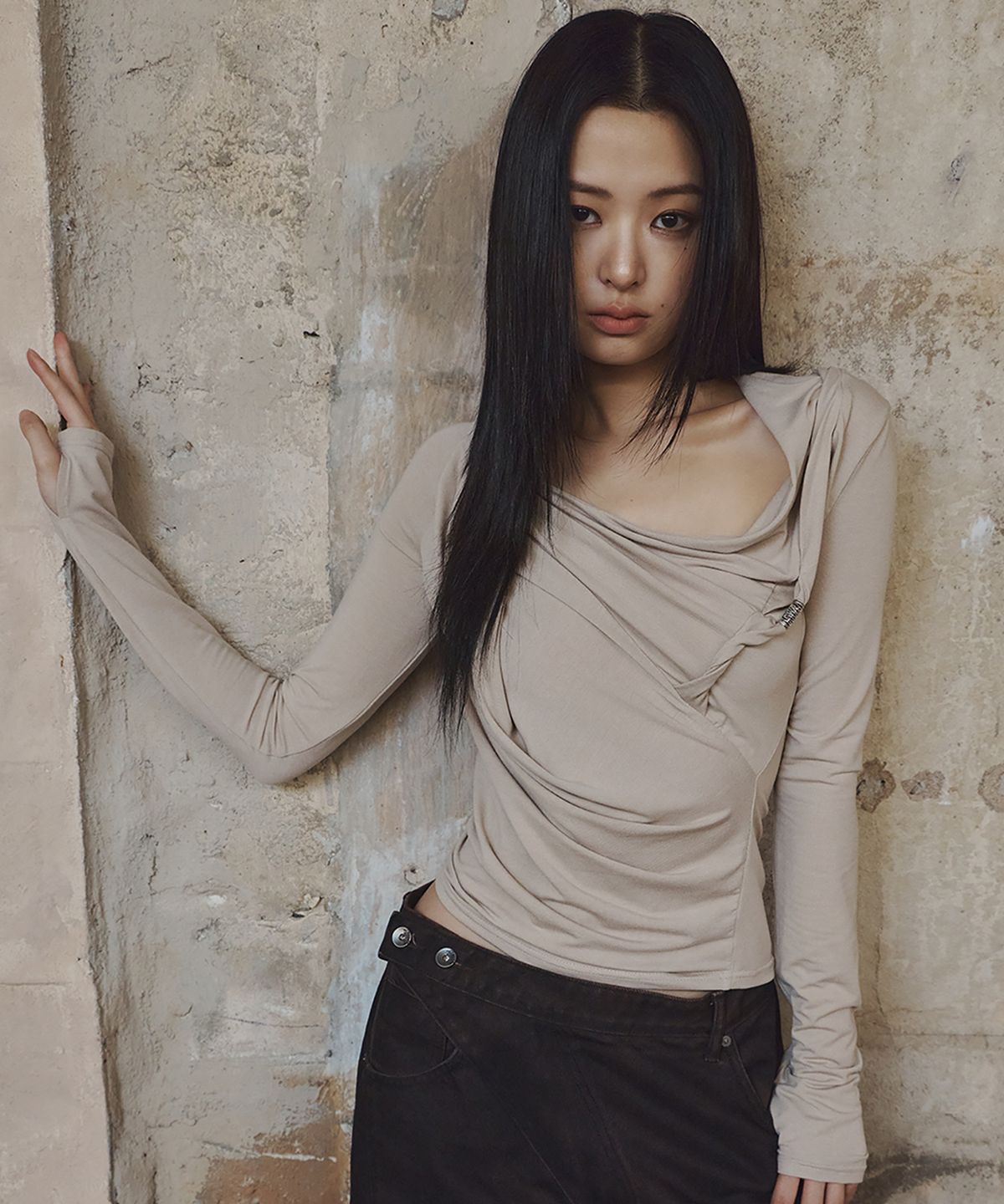 플리즈노팔로우(PLEASENOFOLLOW) Maeve Draped Long Sleeve Top (Skin Beige)