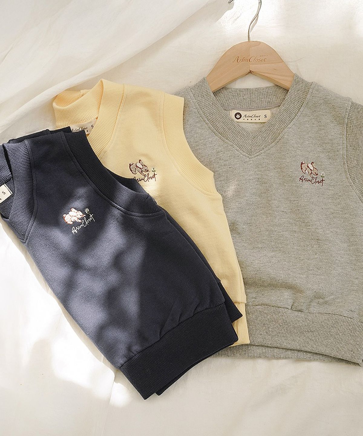 아림클로젯(ARIMCLOSET) 귀여운 쪼꼬미의 조끼 어때요 - 아기 토끼 자수 베스트