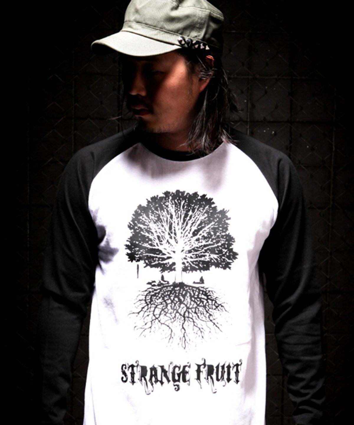 에잇볼륨(EIGHTVOLUME) STRANGE FRUIT B/W RAGLAN