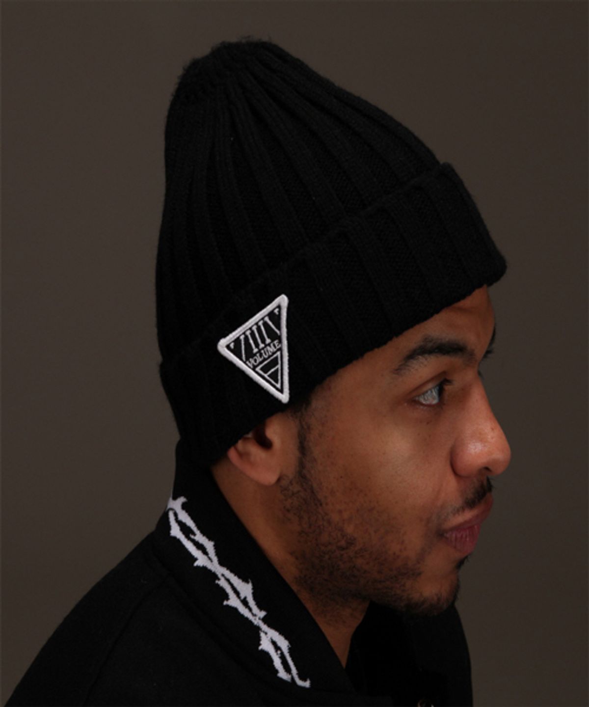 에잇볼륨(EIGHTVOLUME) EV INVERTED TRIANGLE LOGO BEENIE(BLACK)