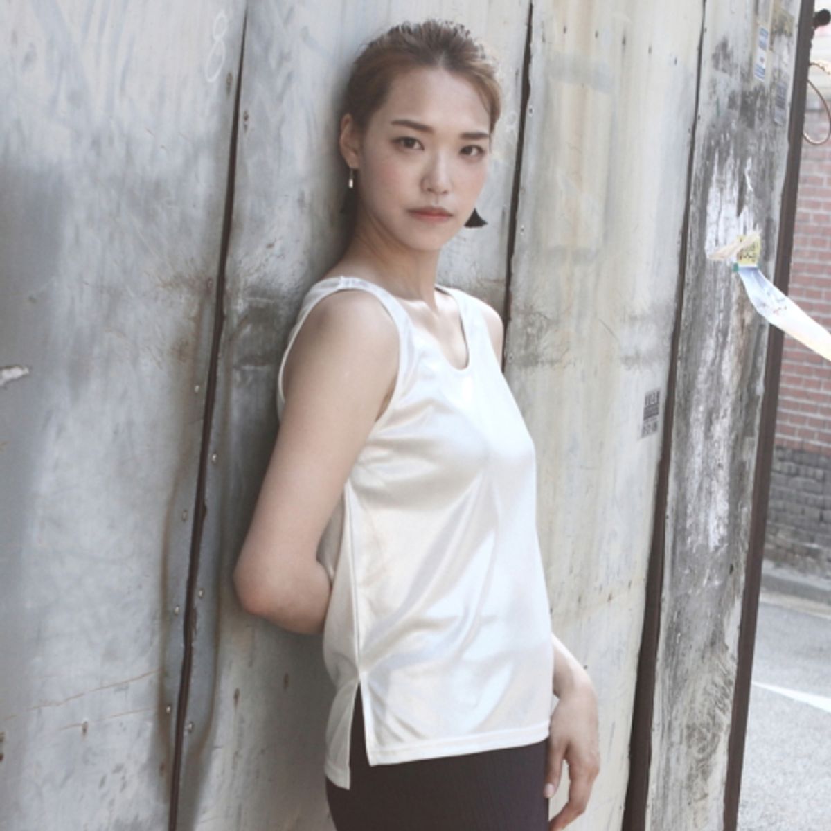 카무플라주 랩(CAMOUFLAGE LAB) GLITTER SLEEVELESS T_WH
