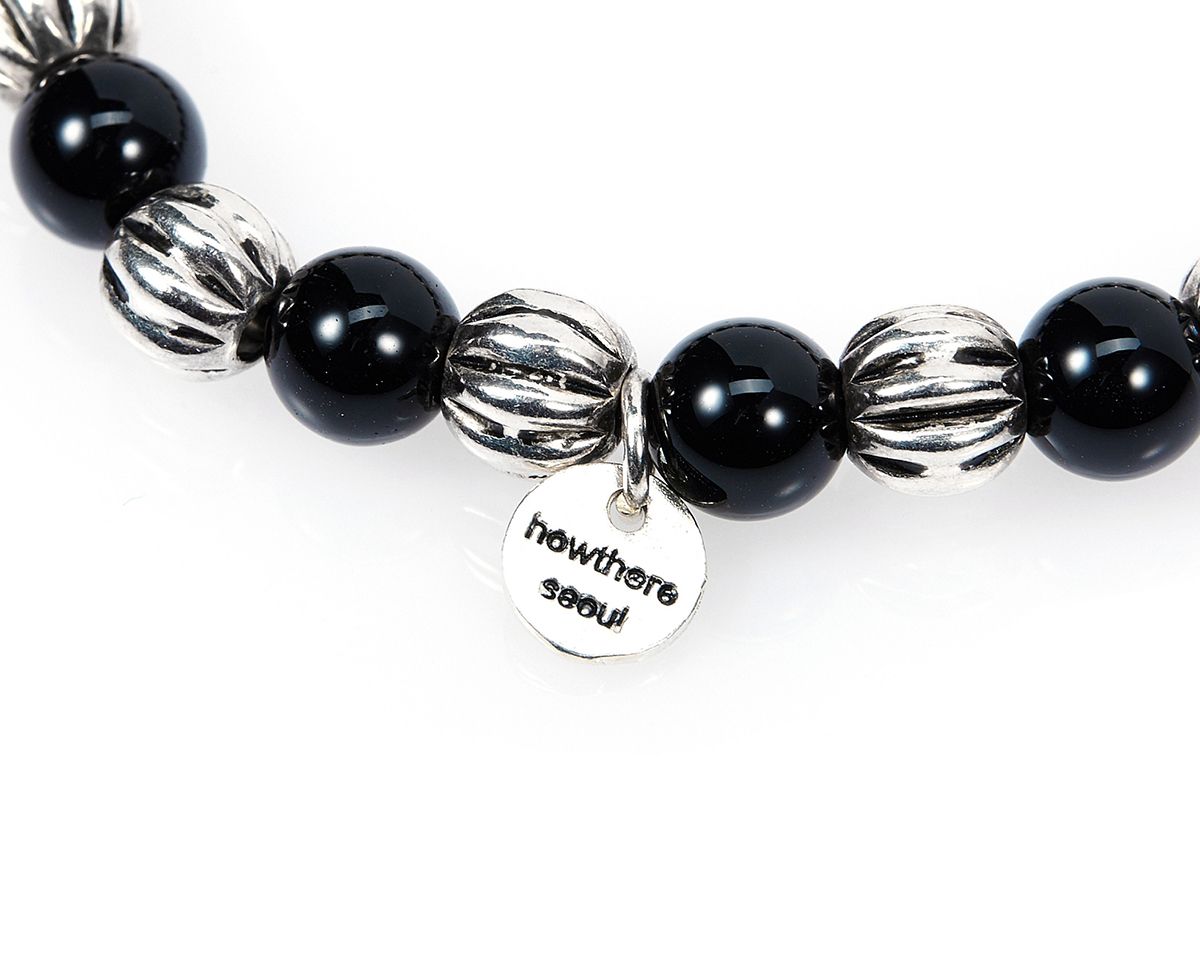하우데어(HOWTHERE) 은볼팔찌 half & half - carved silver ball and black stone