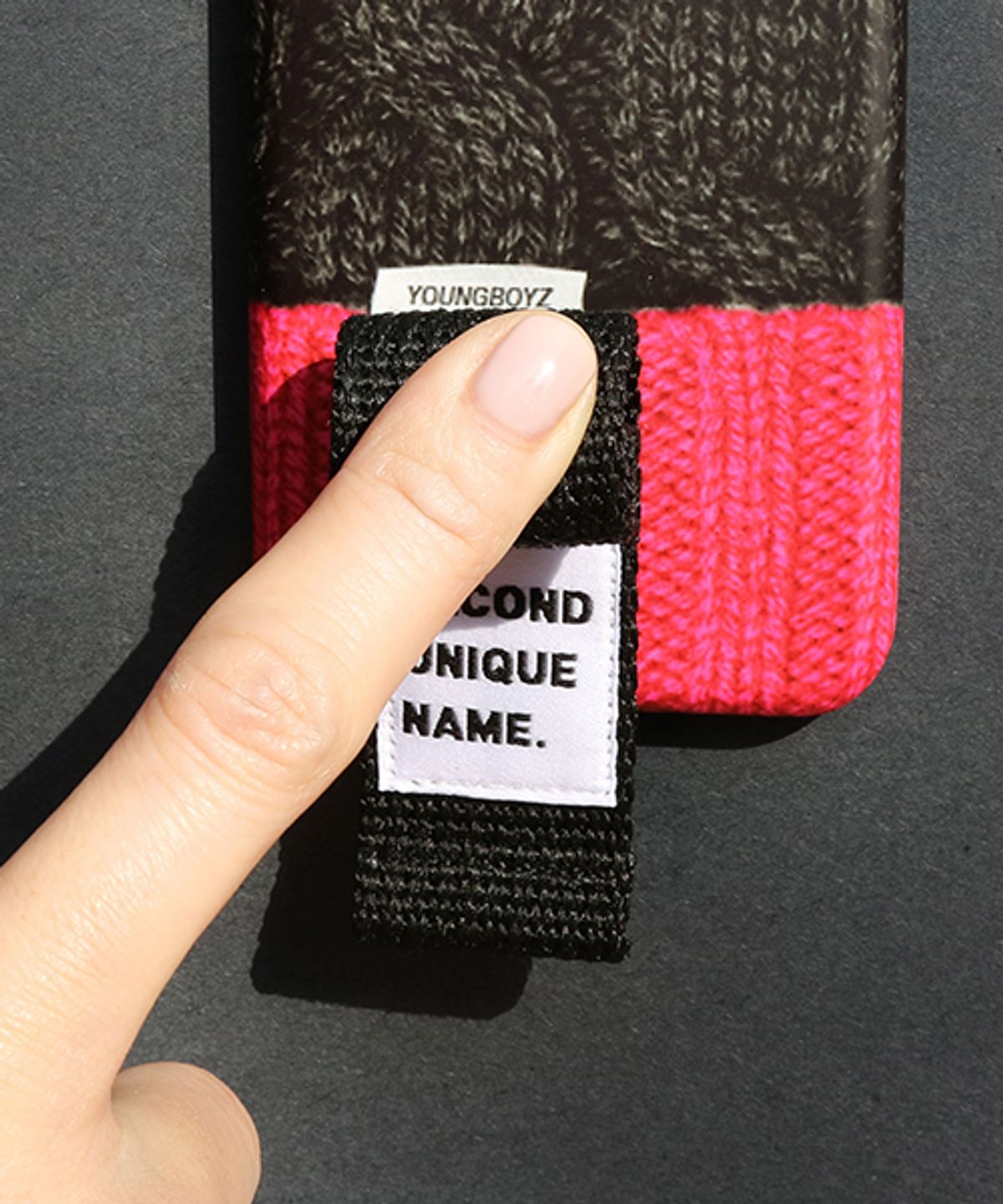 세컨드유니크네임(SECOND UNIQUE NAME) SUN CASE FINGER SWEATER BLACK PINK