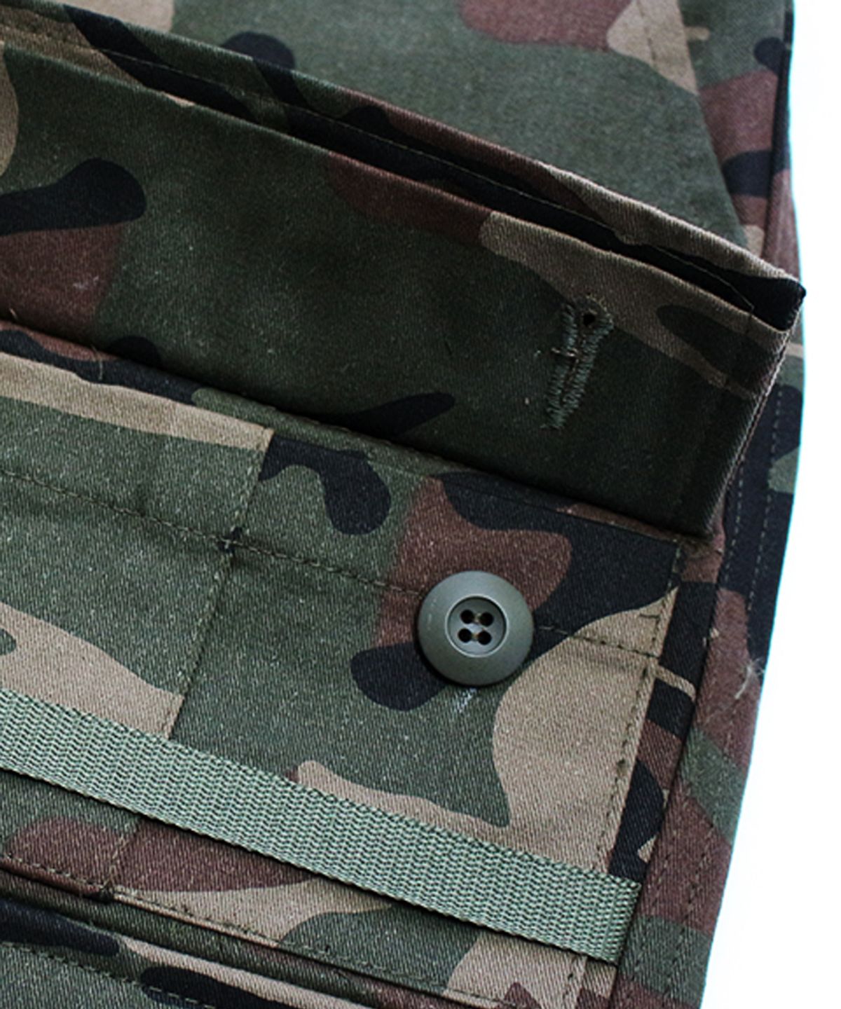 아임낫어휴먼비잉(I AM NOT A HUMAN BEING) Basic Logo Front Pocket Shorts - Camo