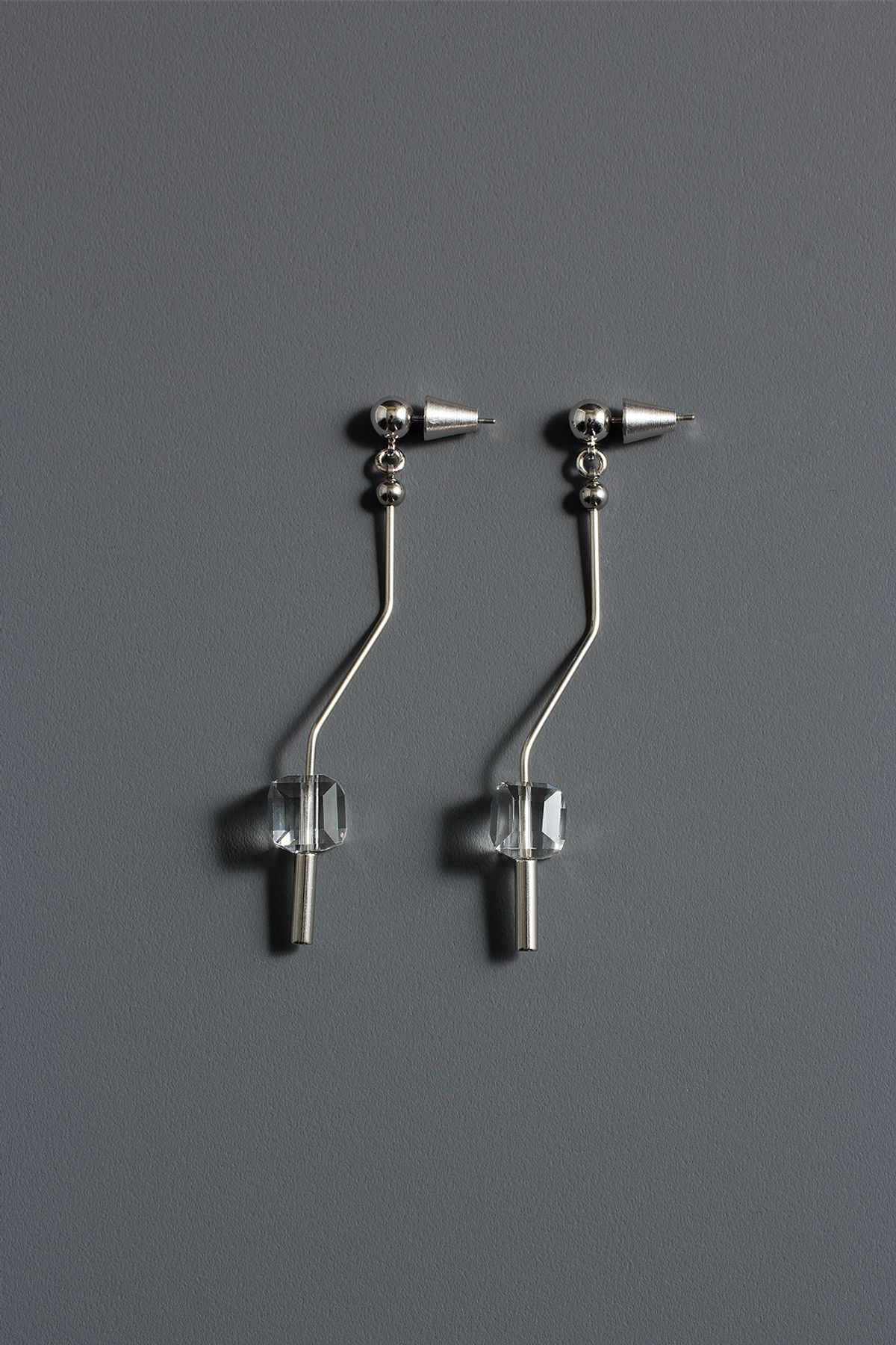 모드곤(MODGONE) 모드곤 Crystal ice cube earring