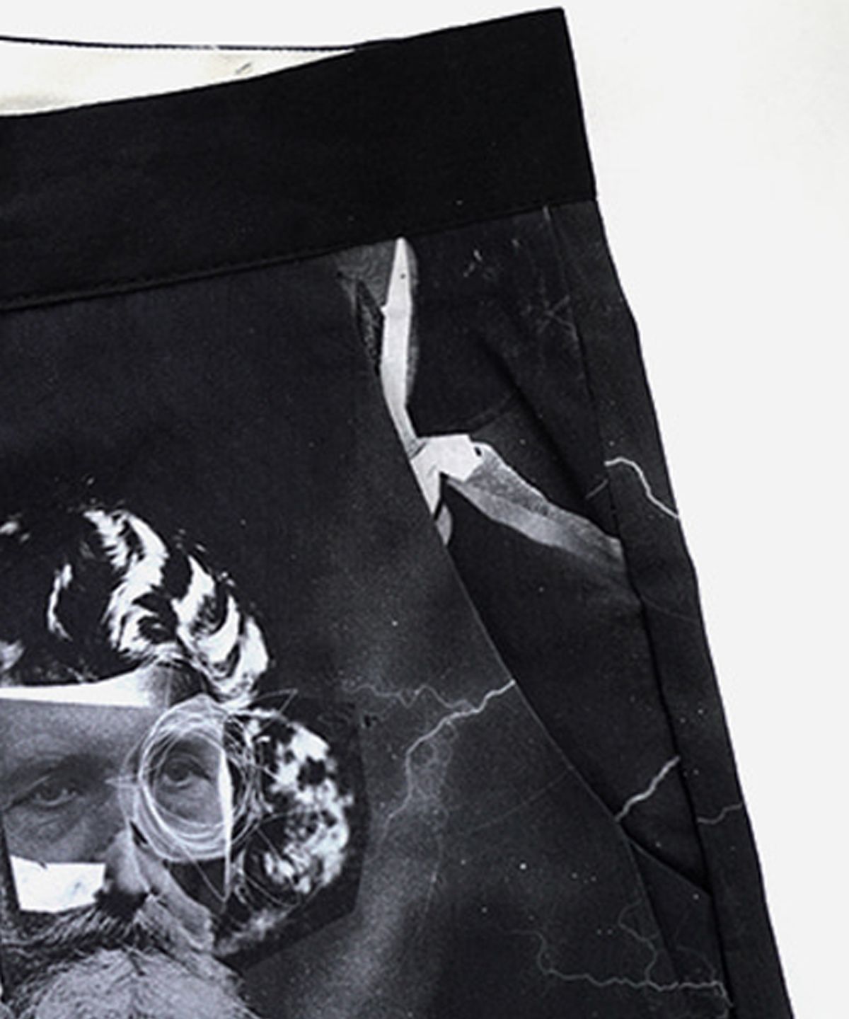 아임낫어휴먼비잉(I AM NOT A HUMAN BEING) MADNESS PRINT SHORTS - BLACK