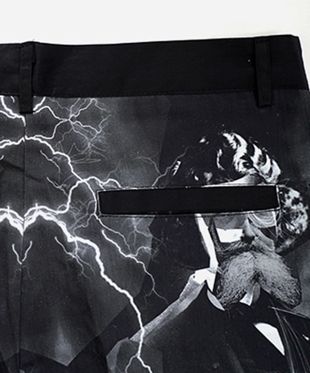 아임낫어휴먼비잉(I AM NOT A HUMAN BEING) MADNESS PRINT SHORTS - BLACK