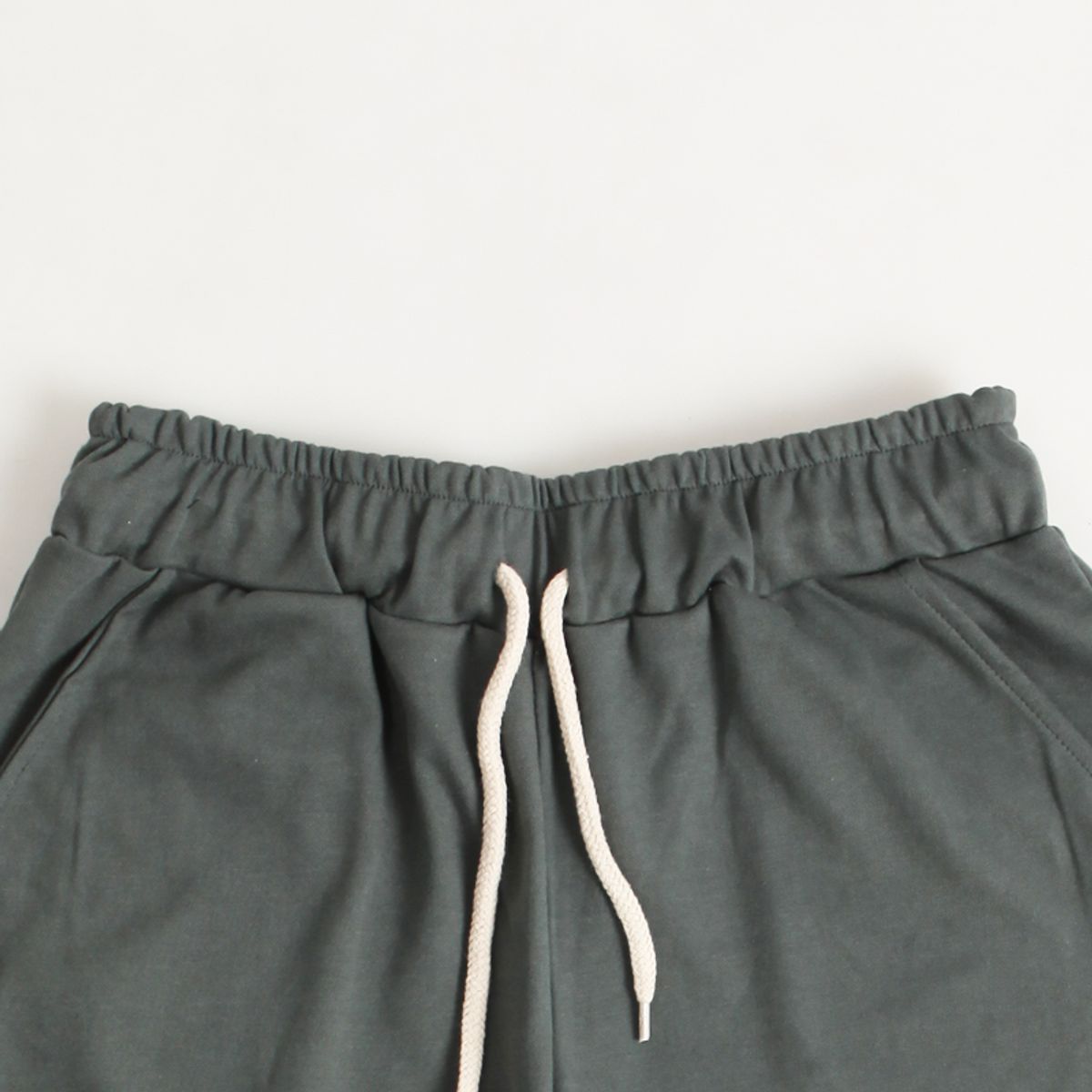 에잇볼륨(EIGHTVOLUME) EV Emblem Half Pants (Khaki)