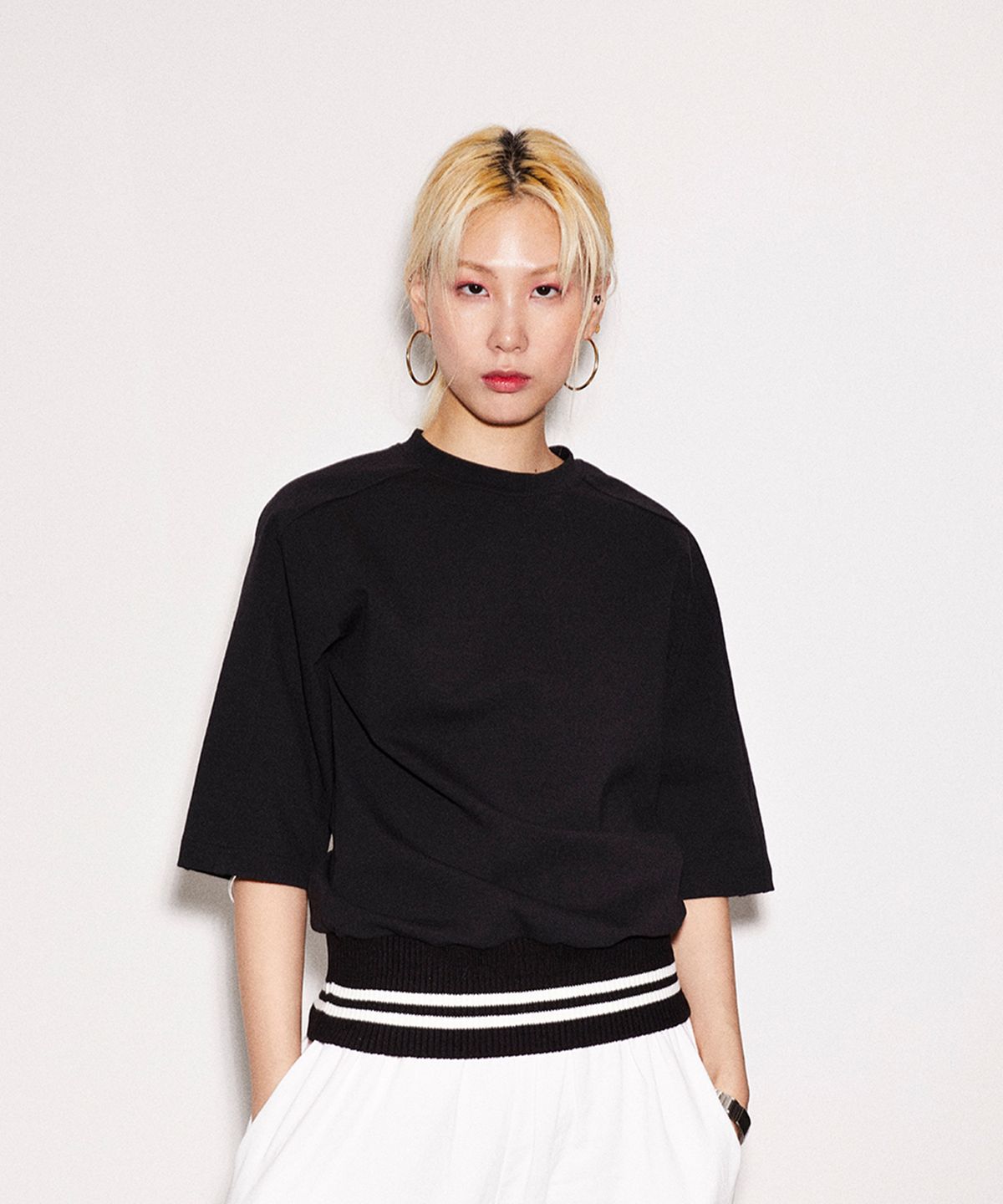 에스에스큐알(SSQR) 백 포인트 쇼츠 슬리브 에이치/엠코_블랙