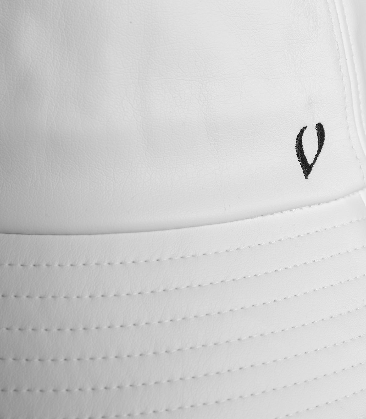 바이브레이트(VIBRATE) SOFT LEATHER BUCKET HAT (WHITE)
