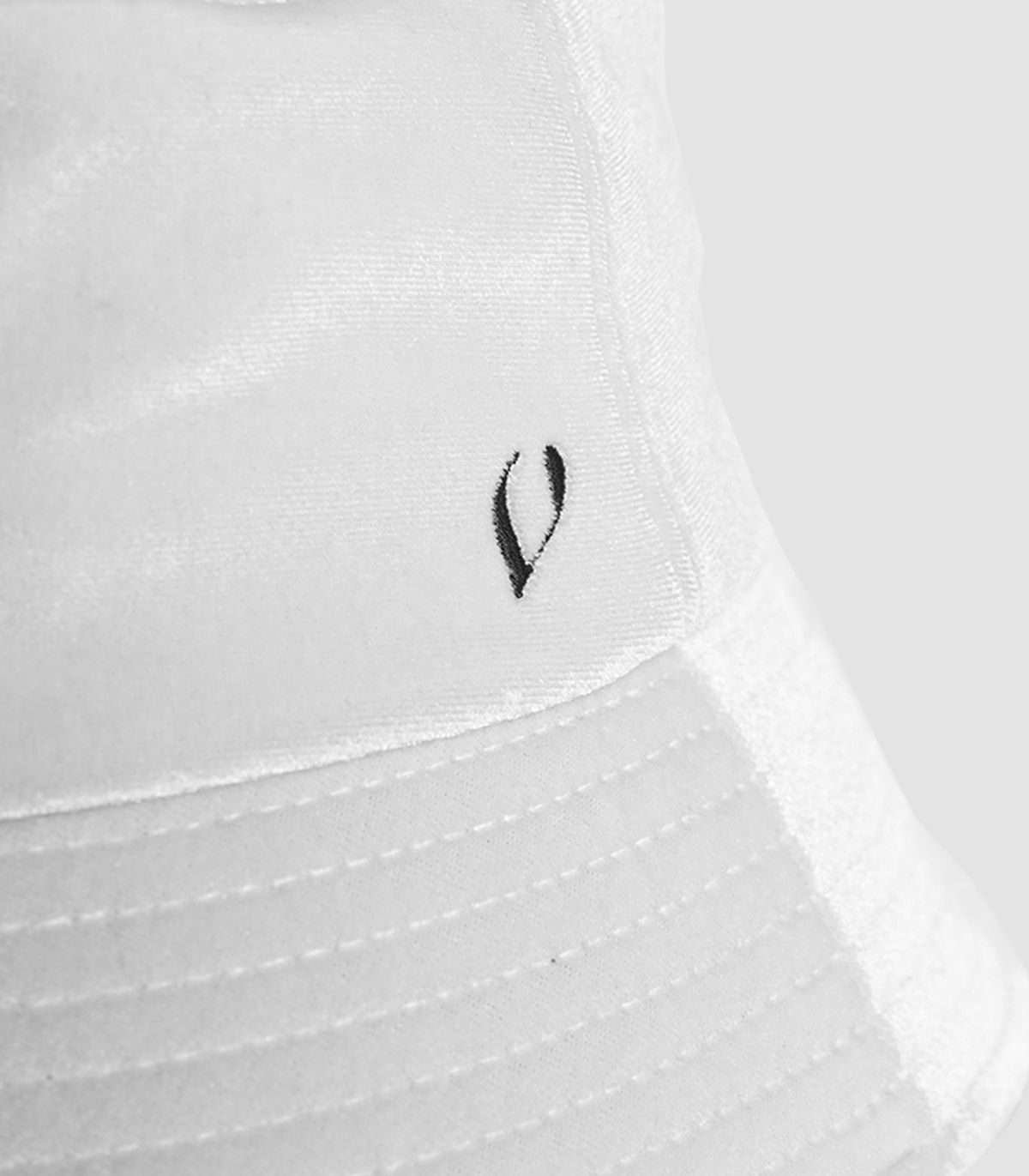 바이브레이트(VIBRATE) VELVET BUCKET HAT (WHITE)