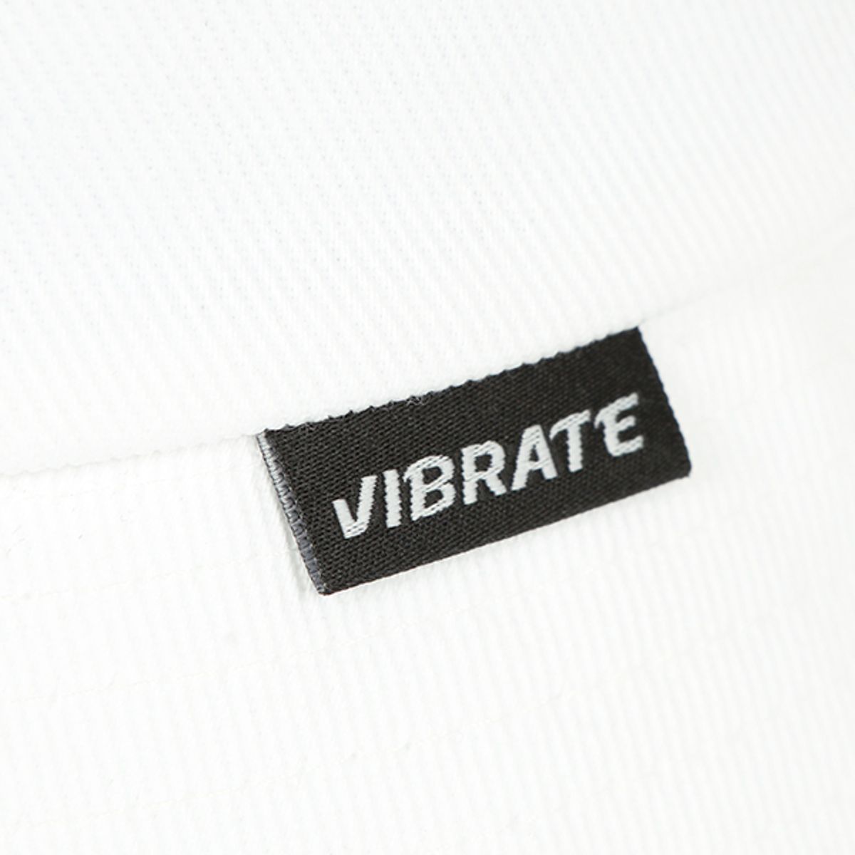 바이브레이트(VIBRATE) ROUDING LOGO BUCKET HAT (white)
