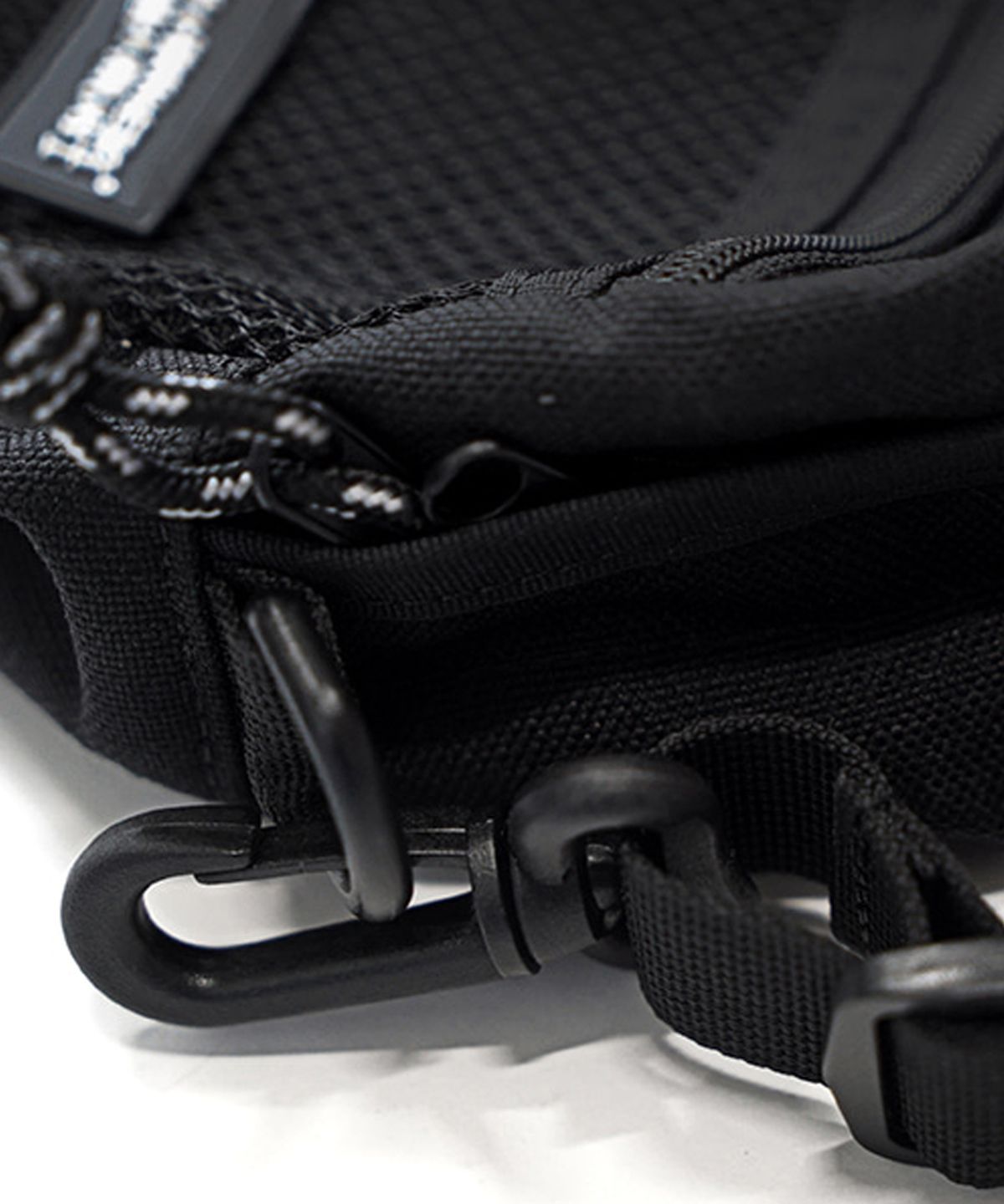 아임낫어휴먼비잉(I AM NOT A HUMAN BEING) LOGO UTILITY BAG - BLACK
