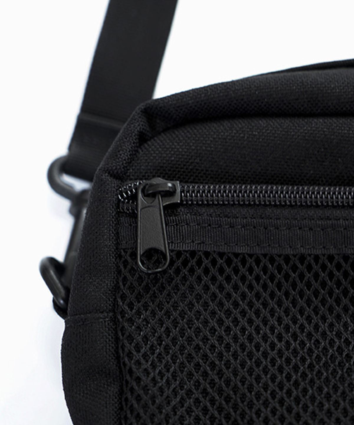 아임낫어휴먼비잉(I AM NOT A HUMAN BEING) LOGO UTILITY BAG - BLACK