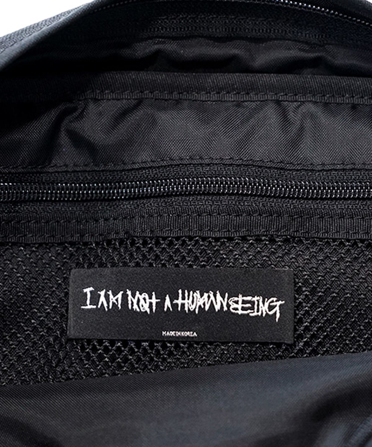 아임낫어휴먼비잉(I AM NOT A HUMAN BEING) LOGO UTILITY BAG - BLACK