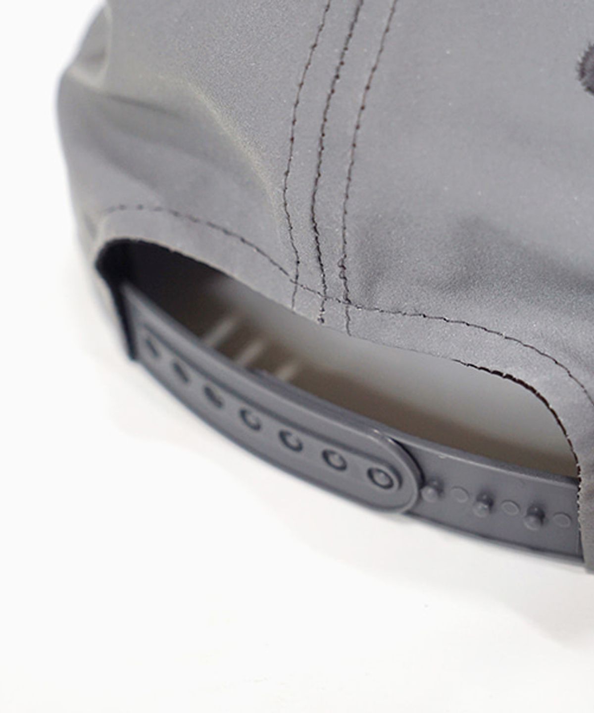 아임낫어휴먼비잉(I AM NOT A HUMAN BEING) 5 PANEL SNAP BACK - SILVER