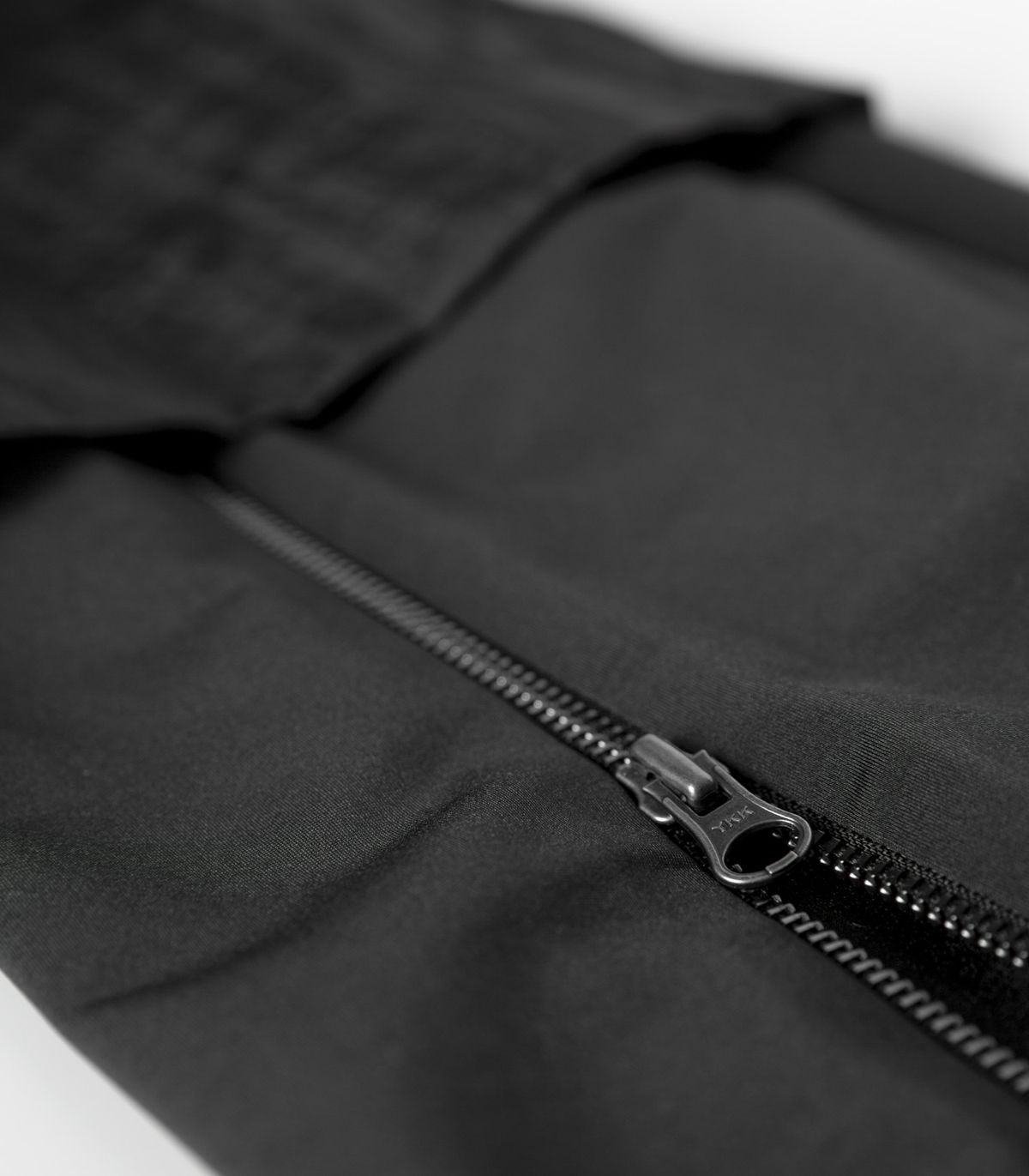 바이브레이트(VIBRATE) VLACK LINE - ZIP POINT WIDE PANTS (BLACK)