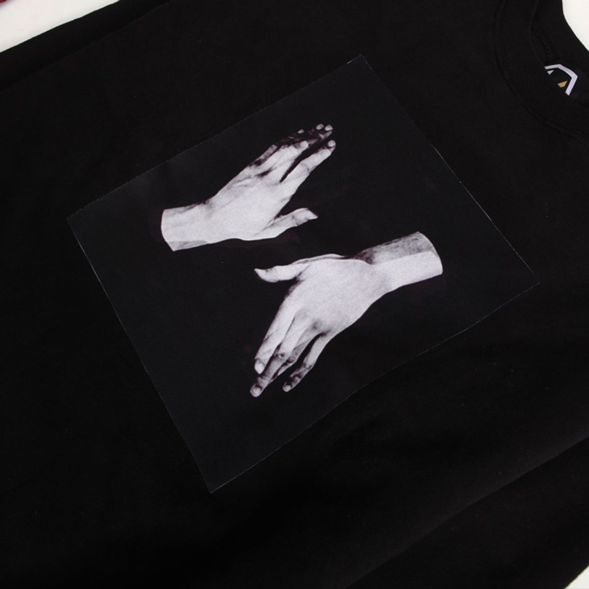 에잇볼륨(EIGHTVOLUME) EV Twohands Napping Crewneck