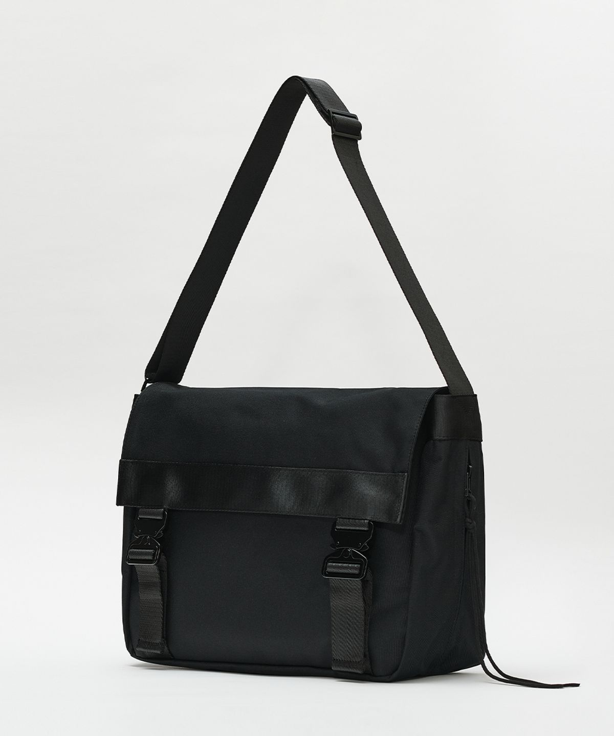 메종미네드(MAISON MINED) TWO BUCKLE MESSENGER BAG