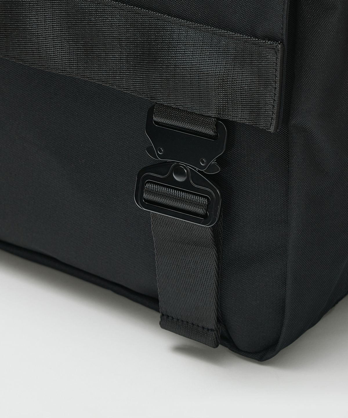 메종미네드(MAISON MINED) TWO BUCKLE MESSENGER BAG