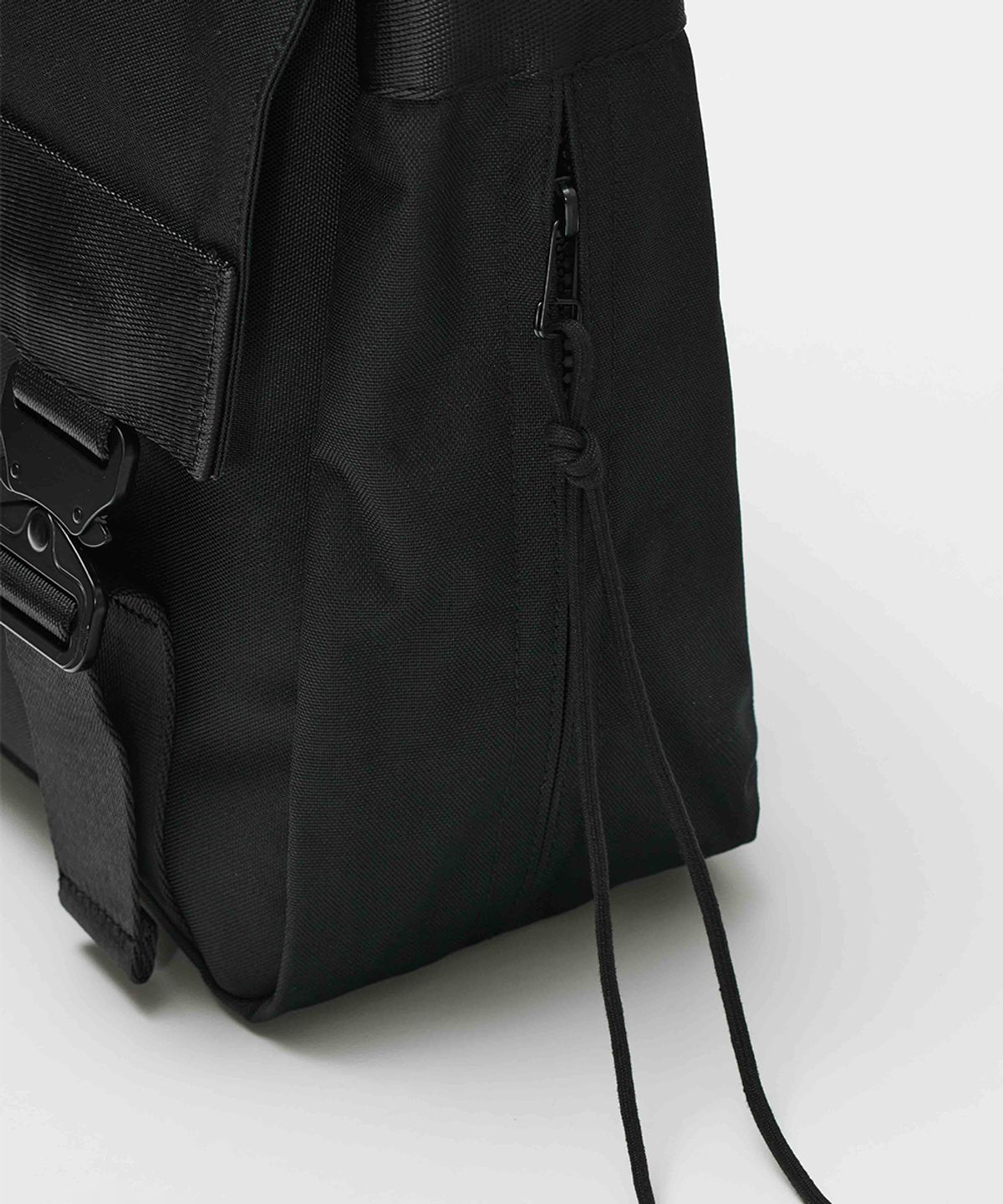 메종미네드(MAISON MINED) TWO BUCKLE MESSENGER BAG