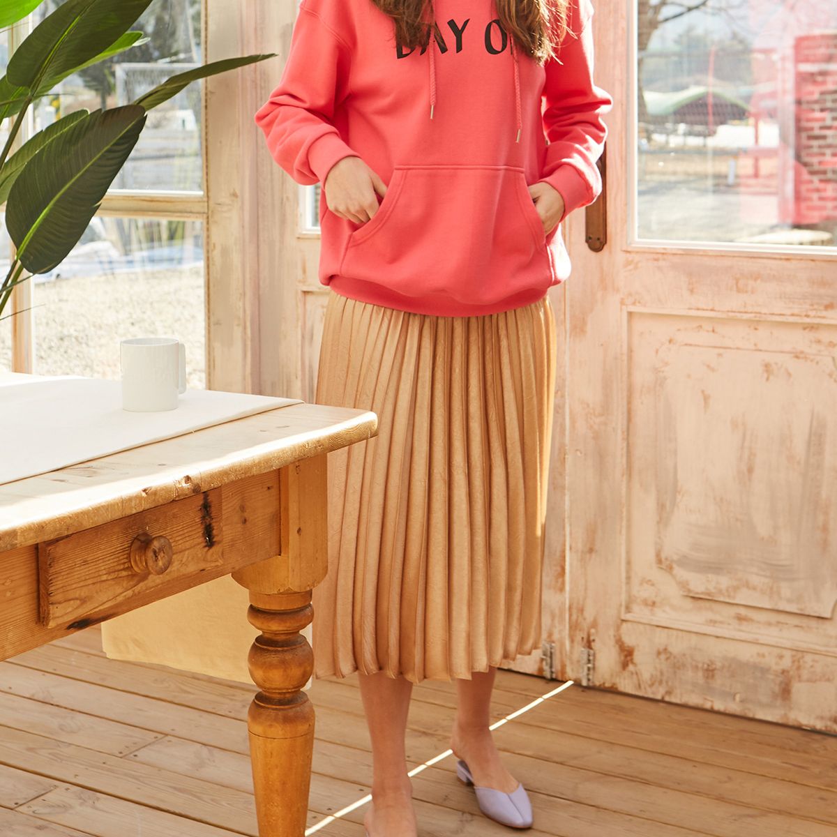 핀블랙(PINBLACK) SATIN PLEATS SKIRT GOLD