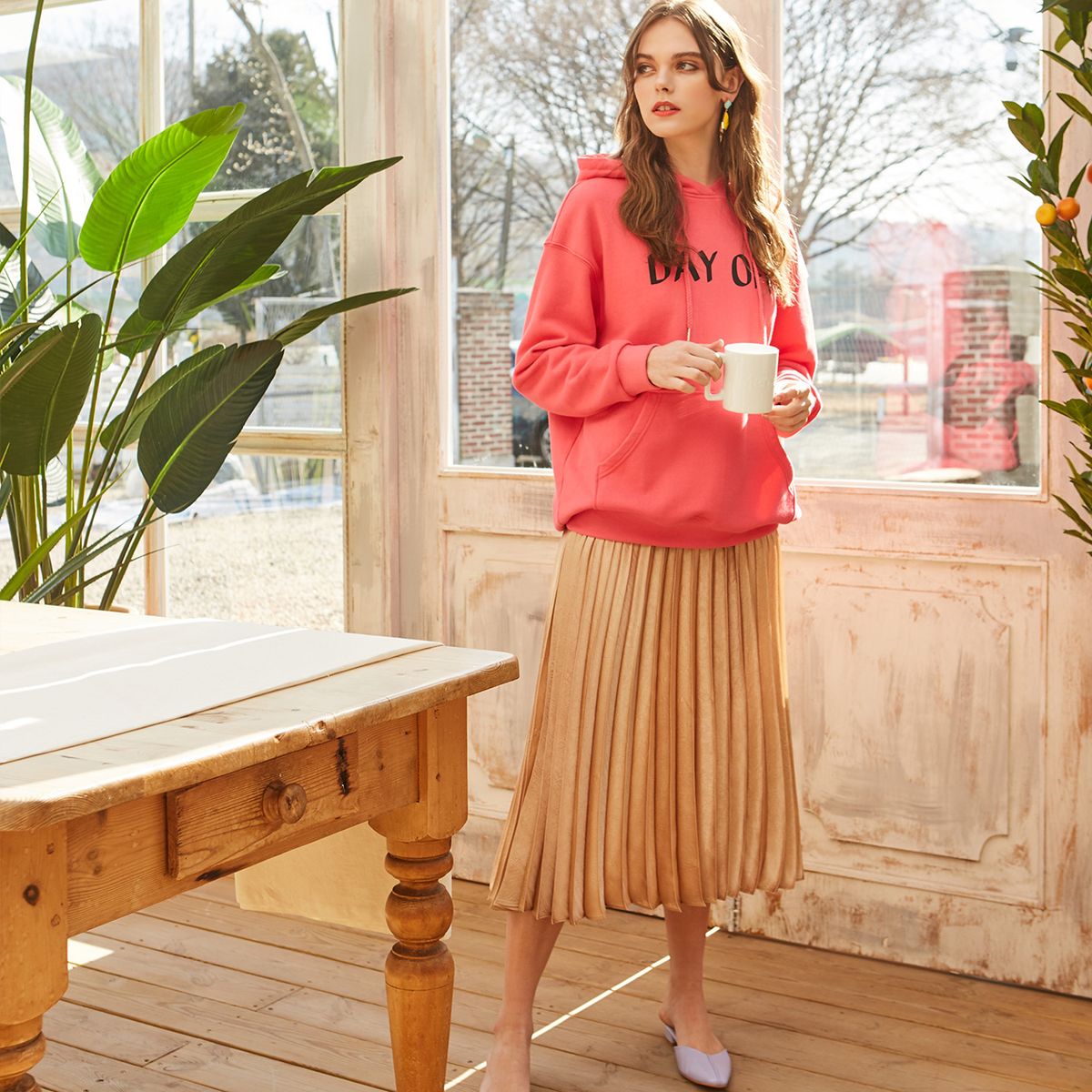 핀블랙(PINBLACK) SATIN PLEATS SKIRT GOLD