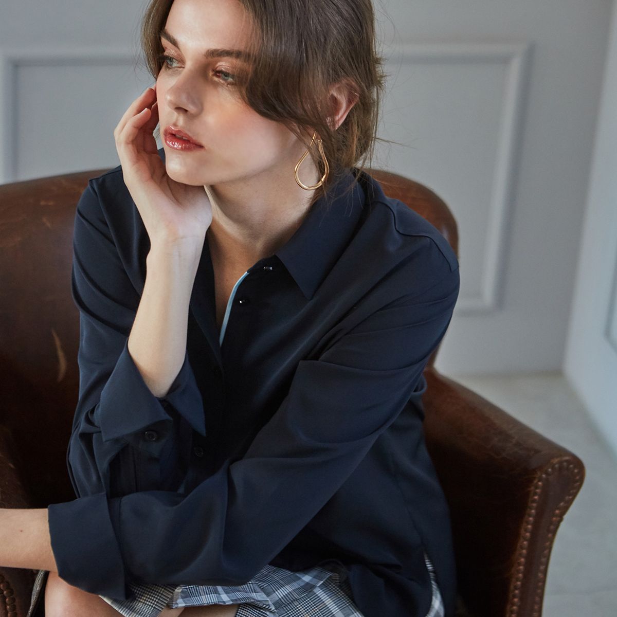 핀블랙(PINBLACK) COLOR BLOCKS SILKY BLOUSE NAVY