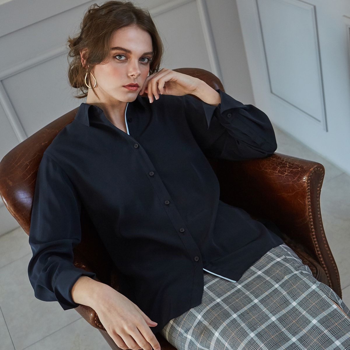 핀블랙(PINBLACK) COLOR BLOCKS SILKY BLOUSE NAVY