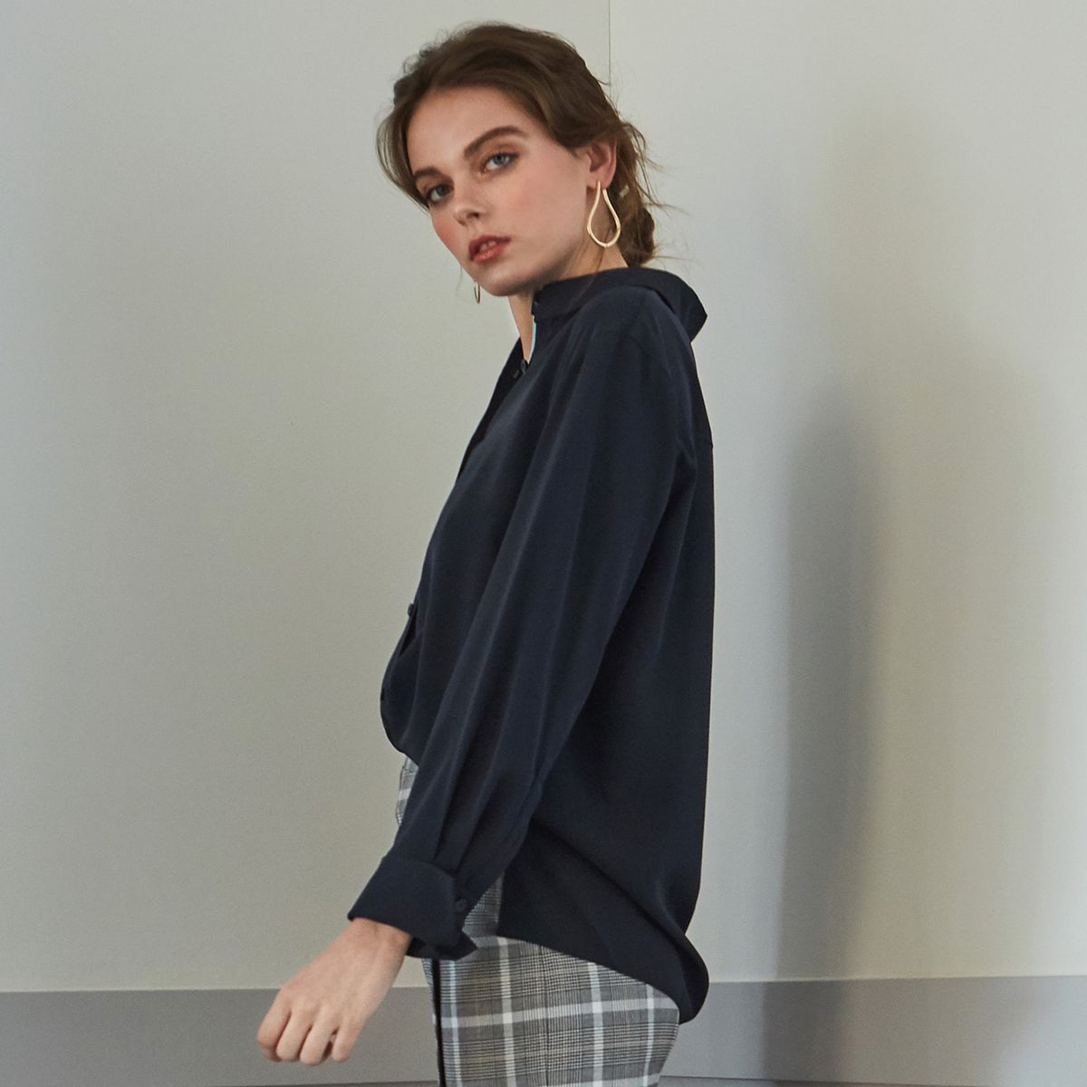 핀블랙(PINBLACK) COLOR BLOCKS SILKY BLOUSE NAVY