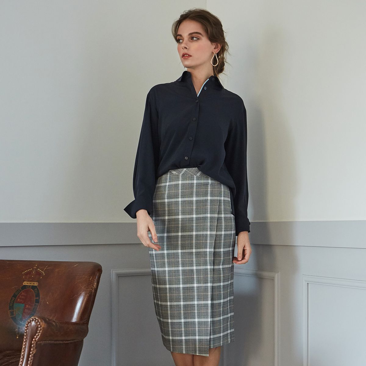 핀블랙(PINBLACK) COLOR BLOCKS SILKY BLOUSE NAVY