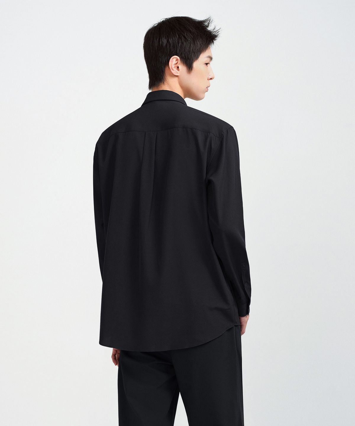 무신사 스탠다드(MUSINSA STANDARD) 릴렉스 핏 실키 셔츠 [블랙]
