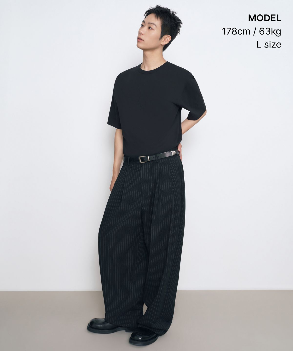 무신사 스탠다드(MUSINSA STANDARD) 릴렉스 핏 크루 넥 티셔츠 [블랙]