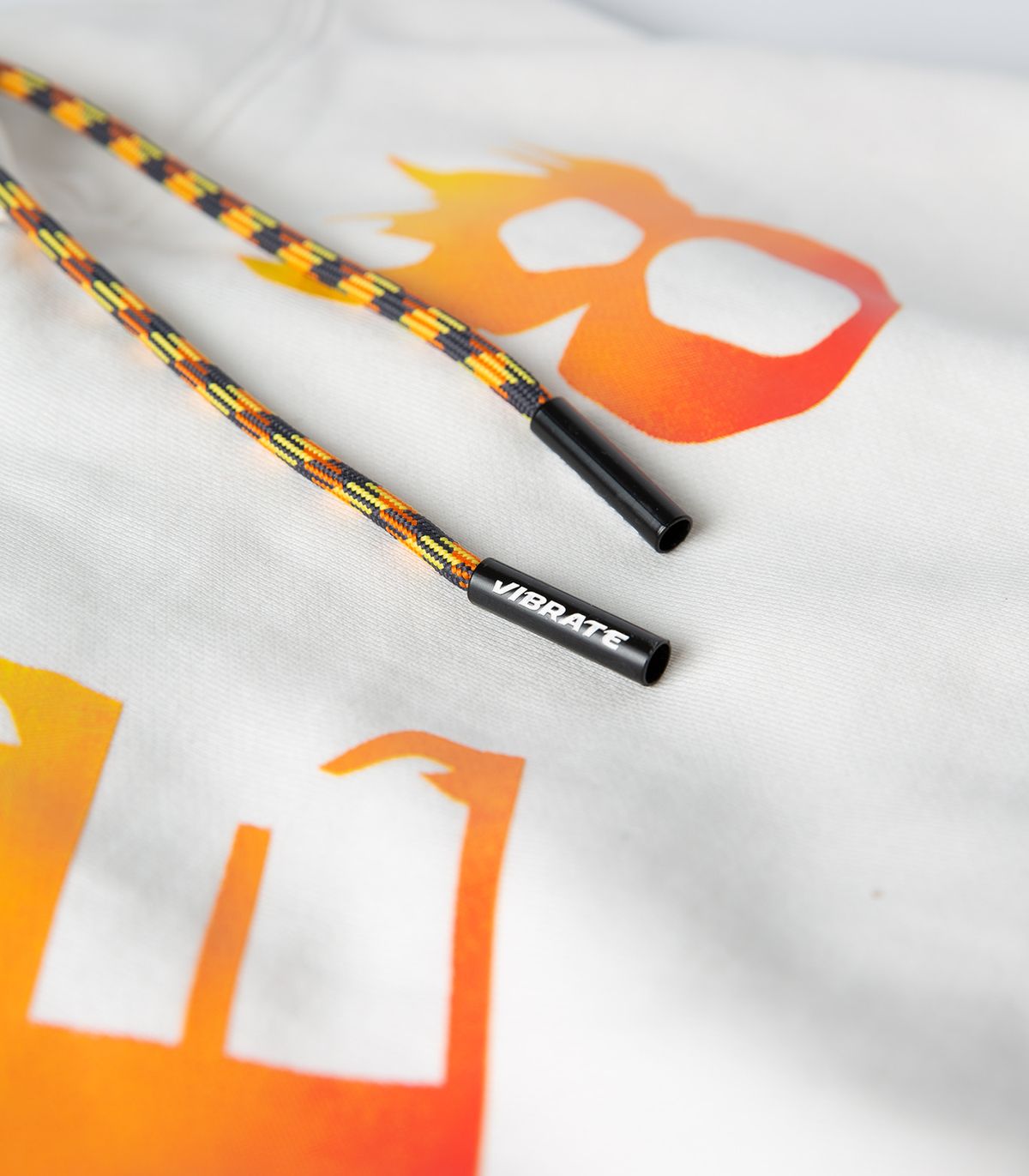 바이브레이트(VIBRATE) VIBE8IGHT ON CHEST HOODIE (WHITE)