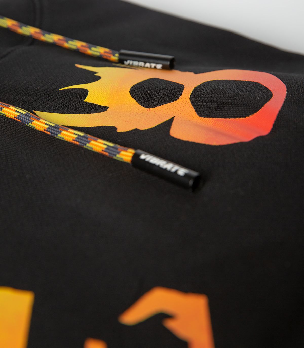 바이브레이트(VIBRATE) VIBE8IGHT ON CHEST HOODIE (BLACK)