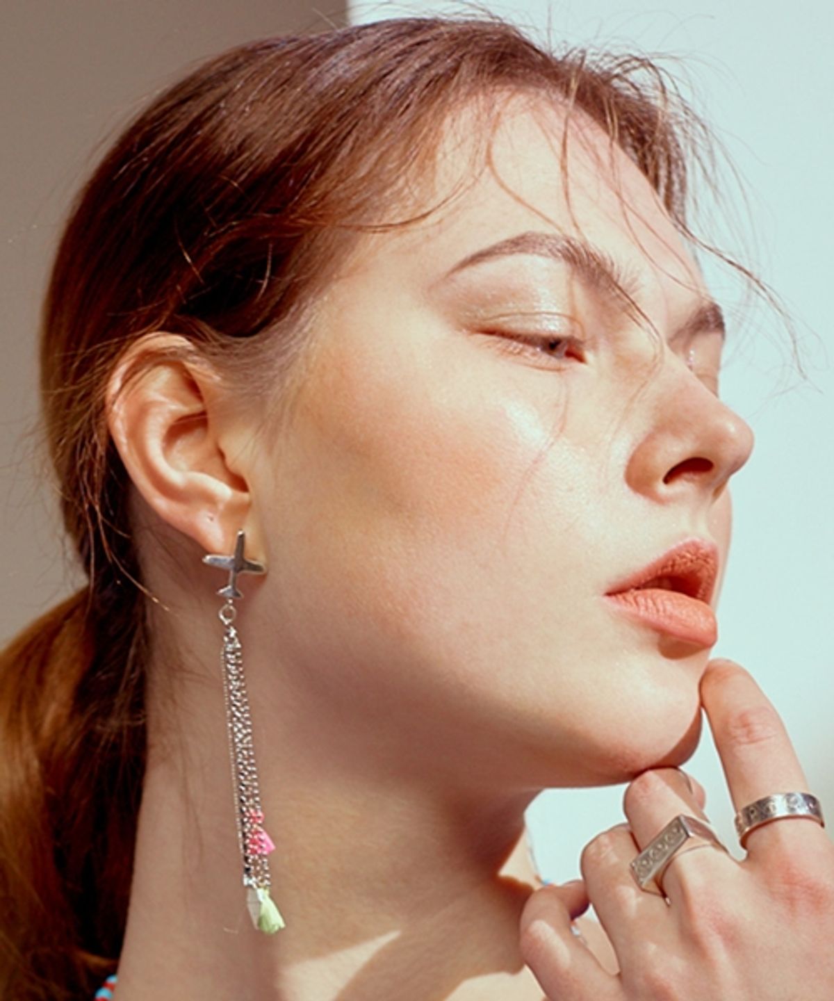 봉보(BONBEAU) 비행기 드롭 체인귀걸이 Neon tassel chain Earring