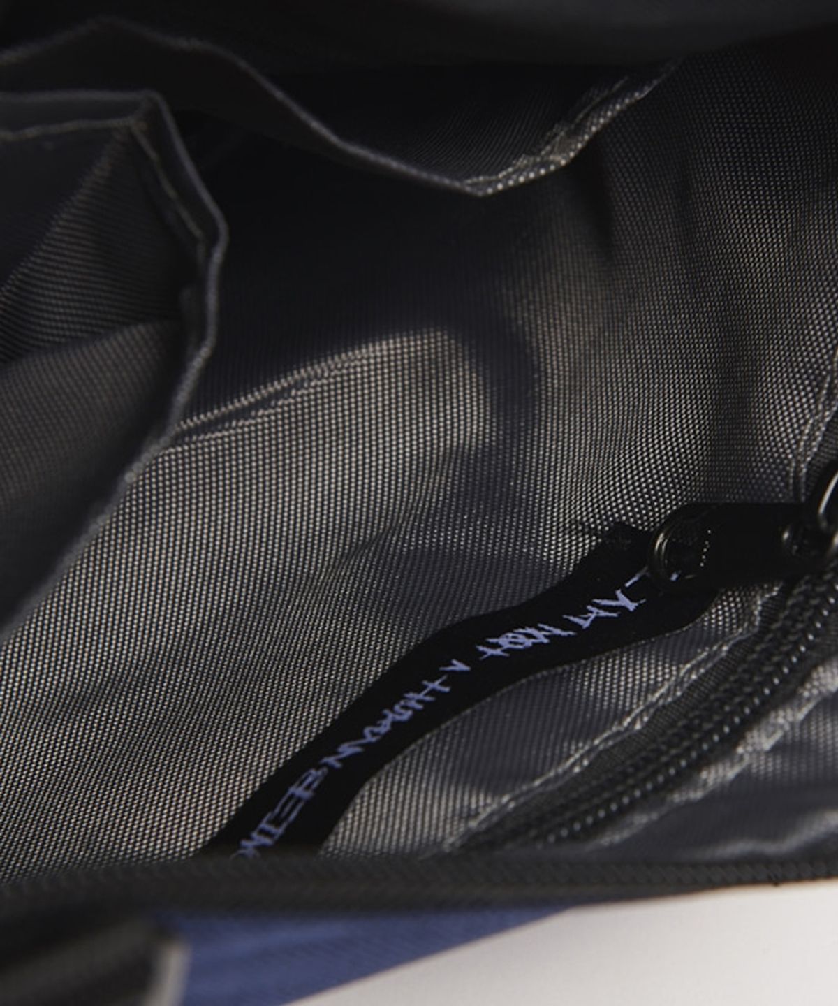 아임낫어휴먼비잉(I AM NOT A HUMAN BEING) Basic Logo Pouch Bag - BLUE
