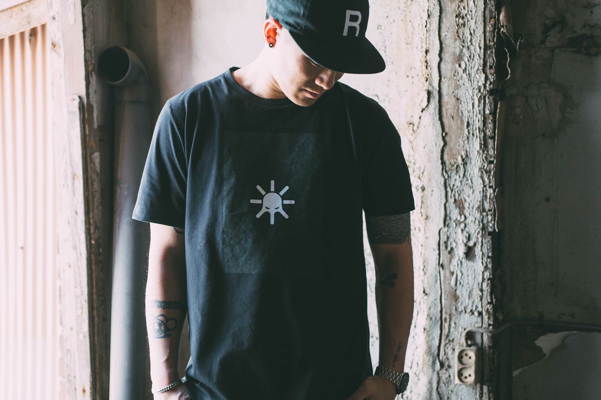 모빈스알(MOVINS.R) PENNA OCTORIOR SHORT TEE BLACK