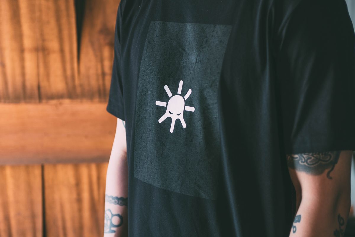 모빈스알(MOVINS.R) PENNA OCTORIOR SHORT TEE BLACK