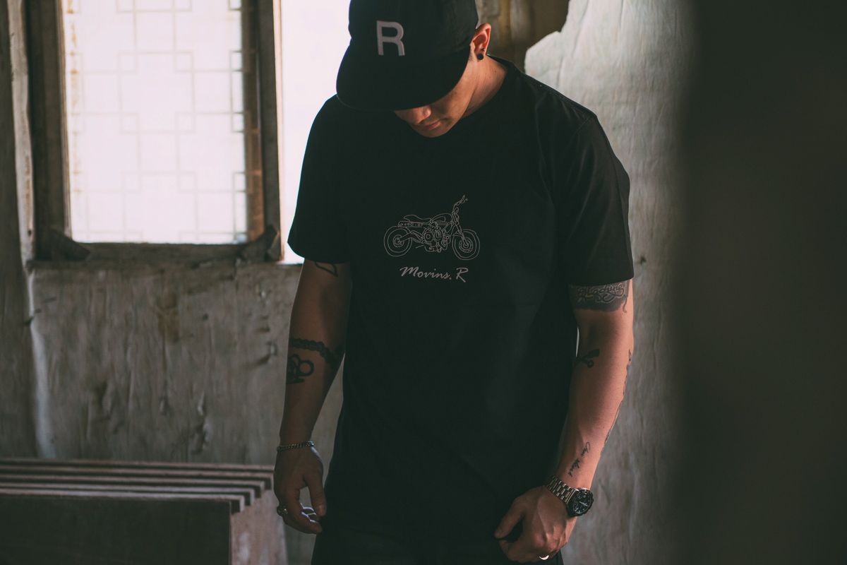 모빈스알(MOVINS.R) PENNA GT SHORT TEE BLACK
