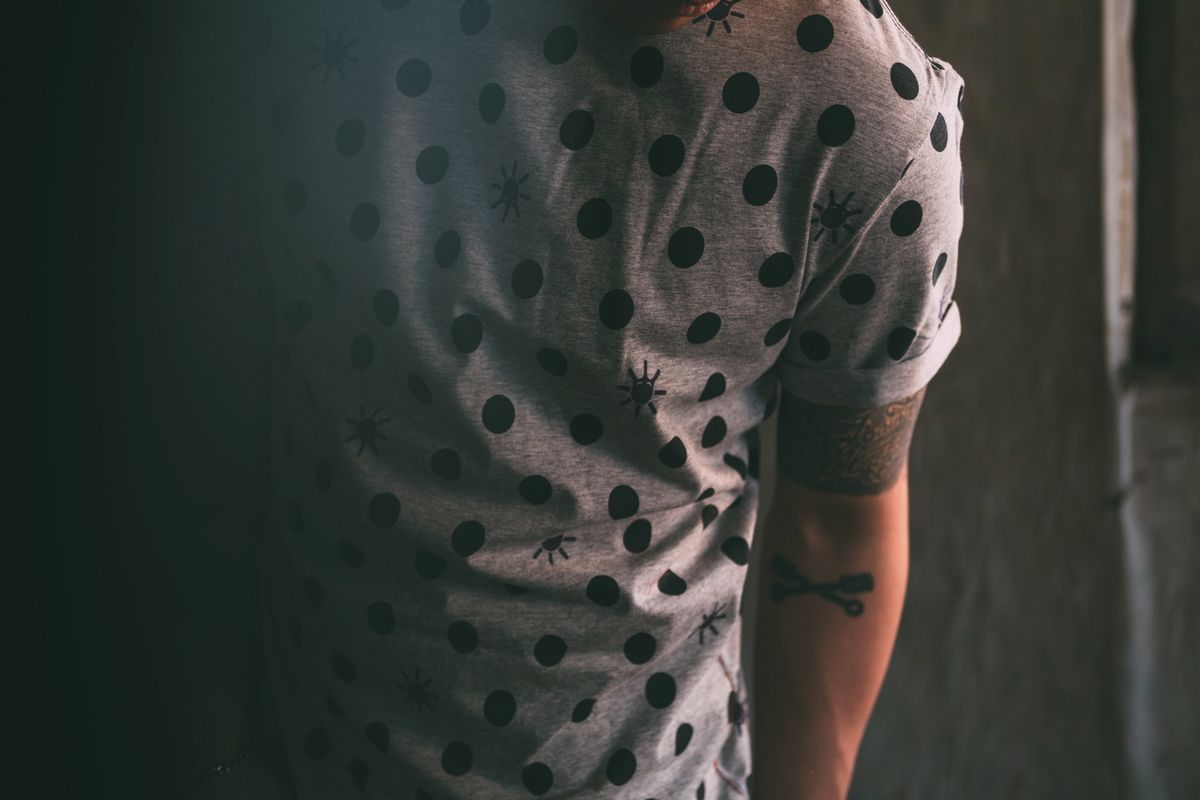 모빈스알(MOVINS.R) PENNA RAIN OF DOTS SHORT TEE GRAY