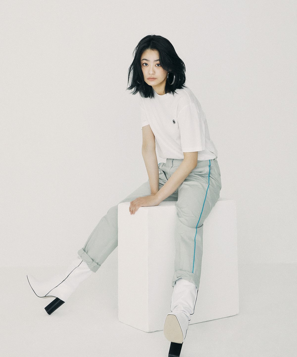 온느(ONNE) Line Colored Slim Baggy Pants White