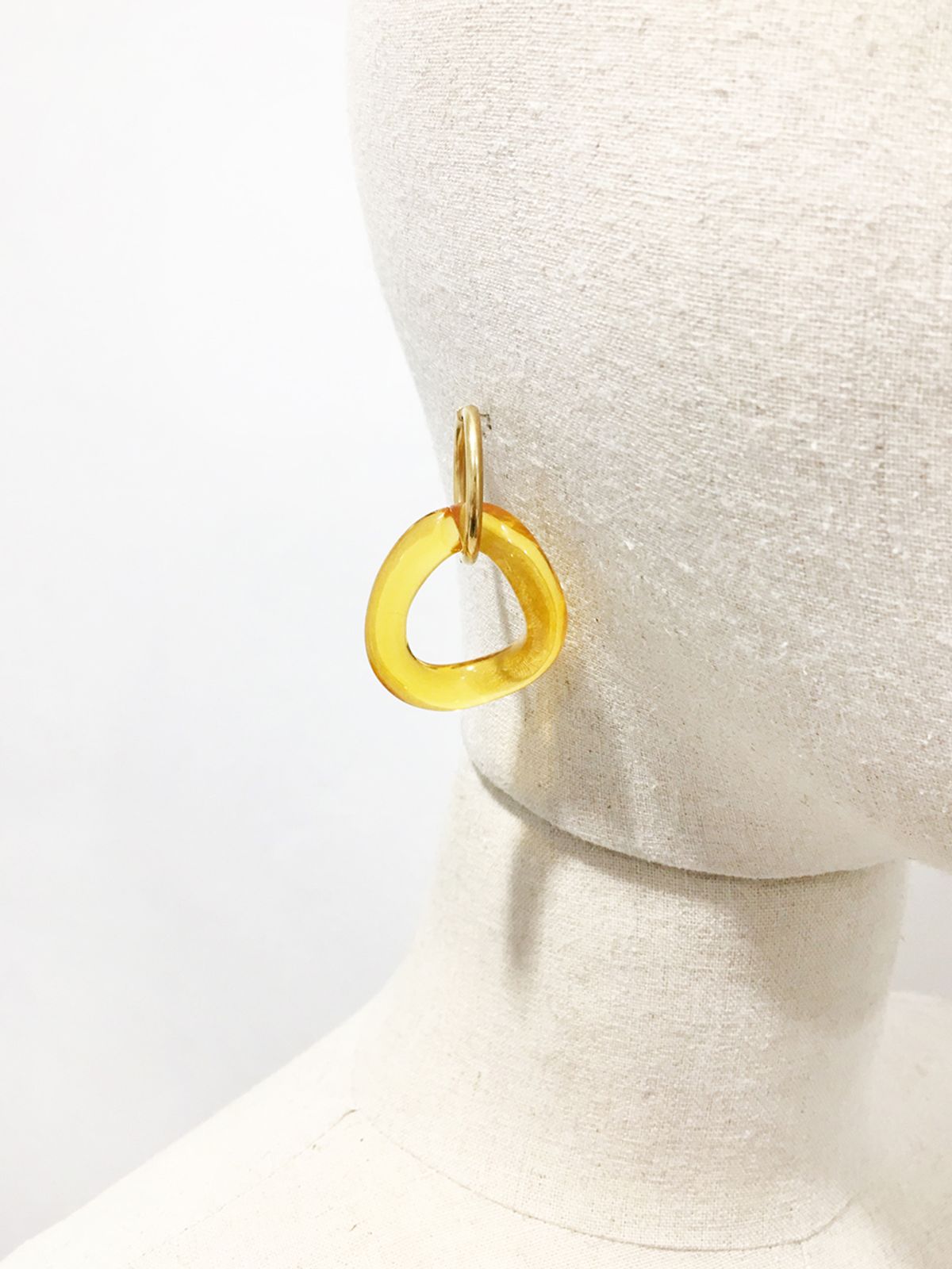 삿치(SATTCHI) BOLD ACRYLIC HOOP YE