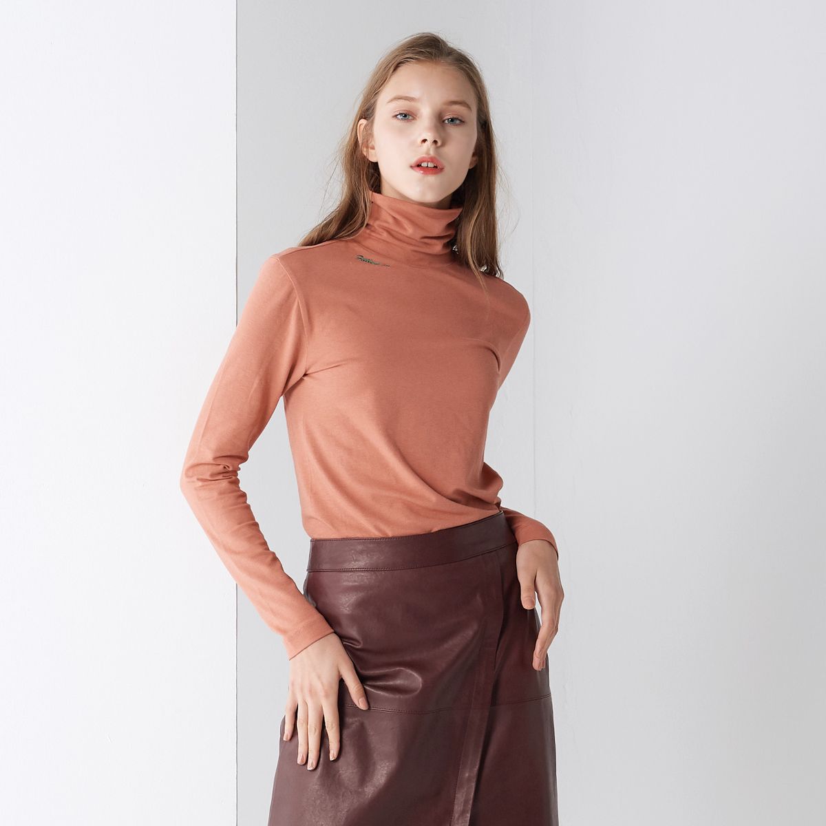 핀블랙(PINBLACK) BASIC LETTERING TURTLE-NECK PINK