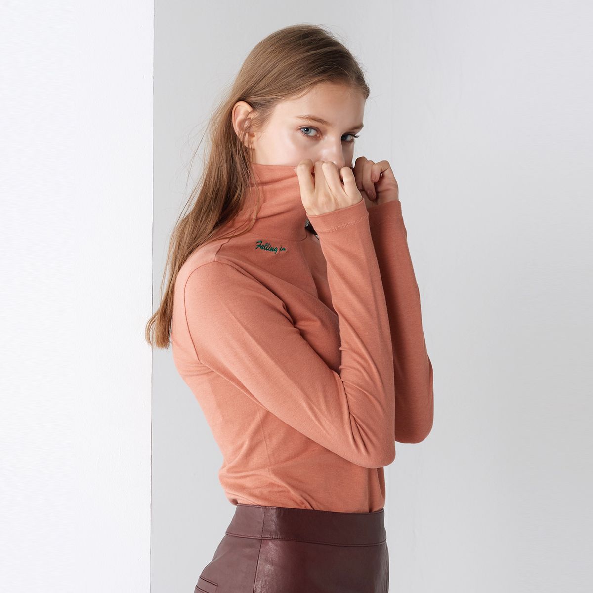 핀블랙(PINBLACK) BASIC LETTERING TURTLE-NECK PINK