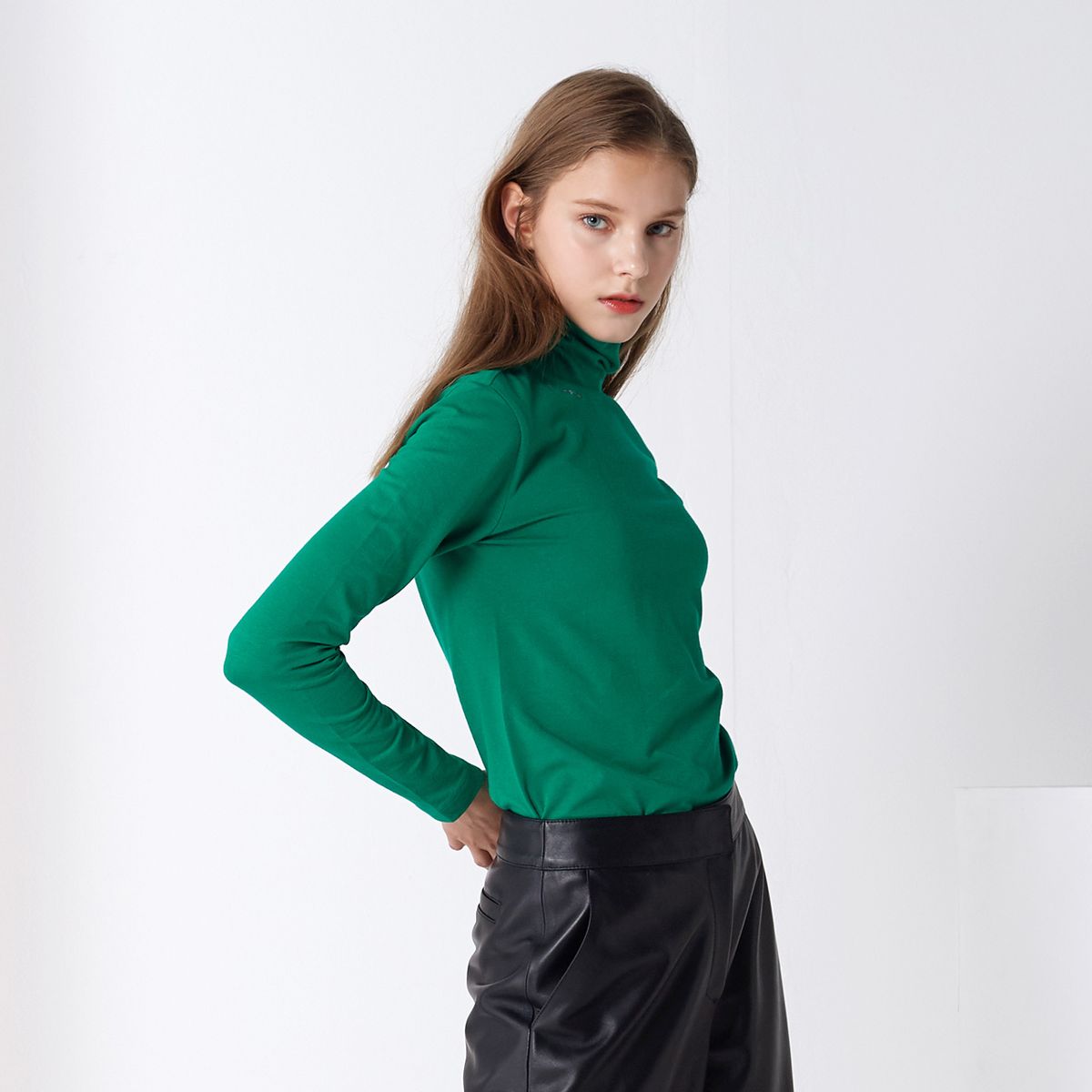 핀블랙(PINBLACK) BASIC LETTERING TURTLE-NECK GREEN