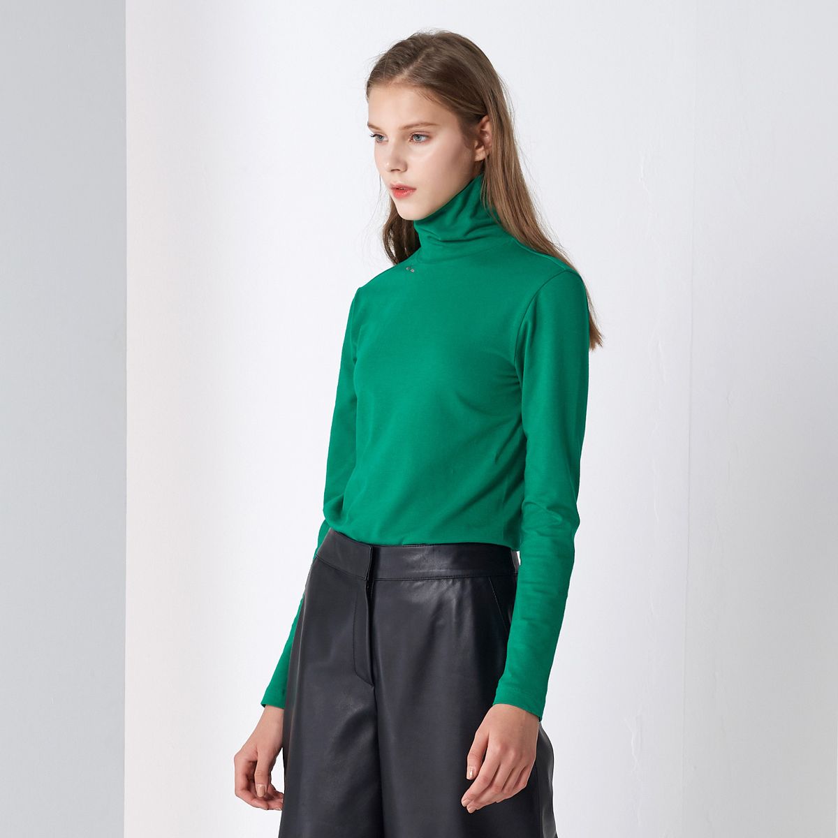 핀블랙(PINBLACK) BASIC LETTERING TURTLE-NECK GREEN