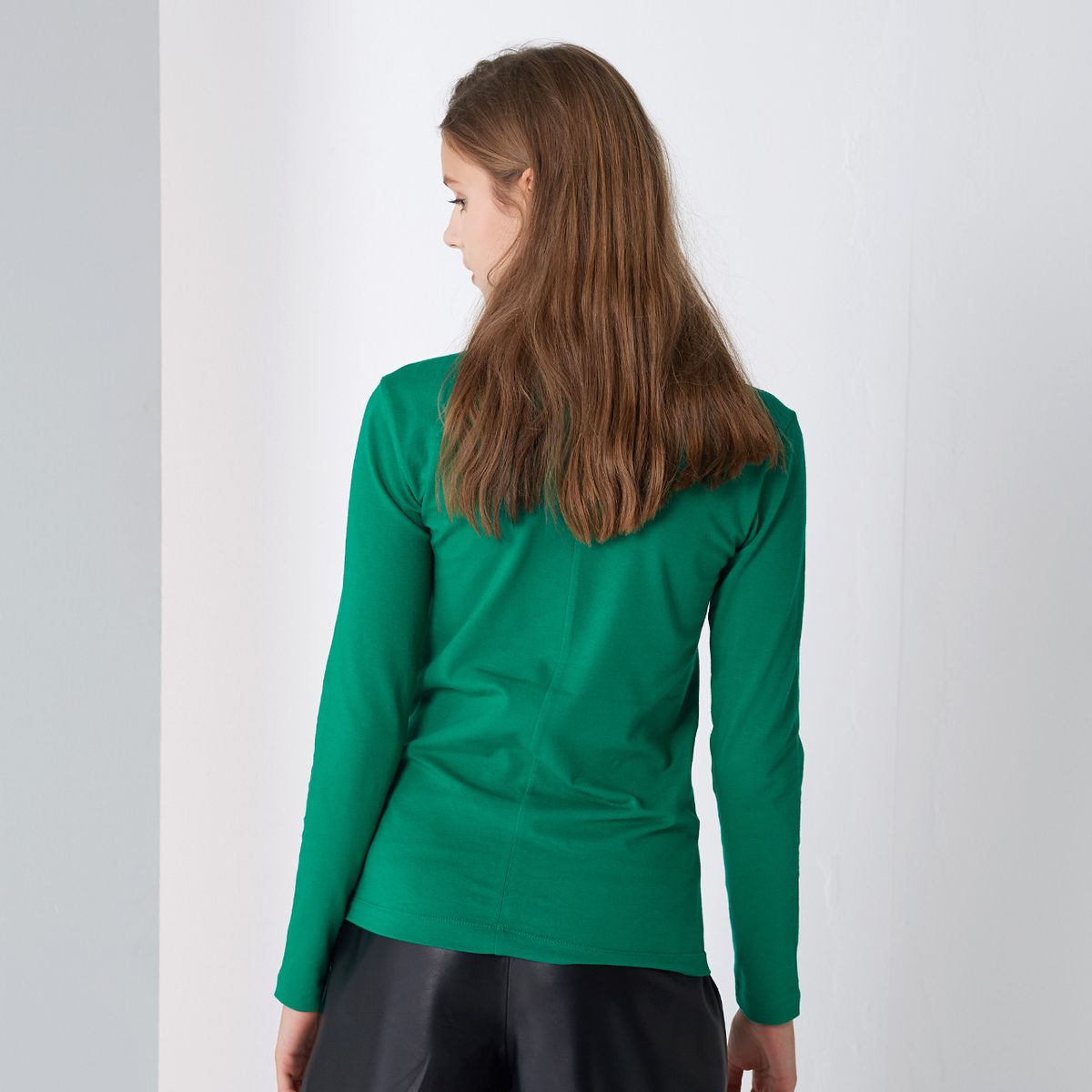 핀블랙(PINBLACK) BASIC LETTERING TURTLE-NECK GREEN