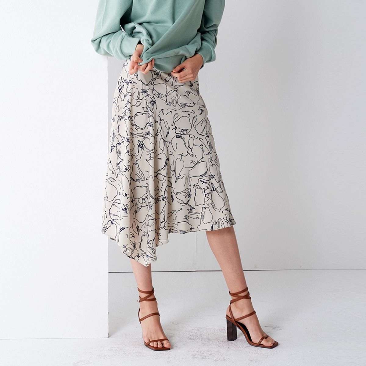 핀블랙(PINBLACK) PRINT FLUID SKIRT IVORY